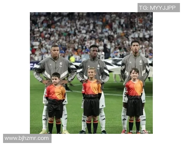 足球巨星街头假扮普通路人引发围观展现真实生活另一面